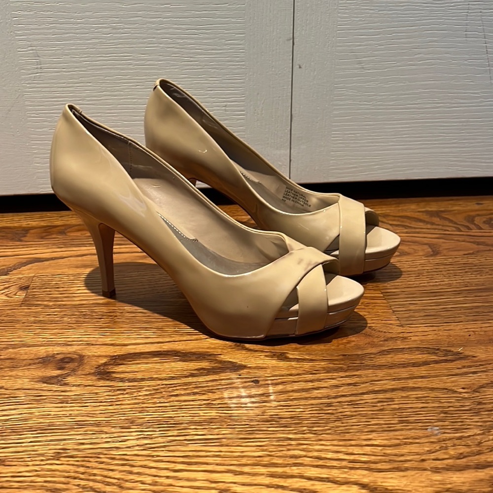 Womens White House Black Market nude heels size 8